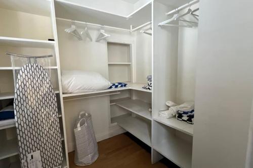 Ένα ή περισσότερα κρεβάτια σε δωμάτιο στο Superbe Maison près du Sacré Cœur