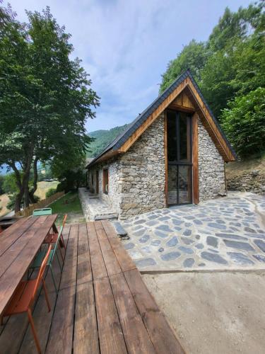une terrasse en bois devant un bâtiment dans l'établissement Grange Los Mens, à Gèdre