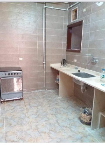 ein kleines Badezimmer mit Waschbecken und Dusche in der Unterkunft Dreams House in Luxor