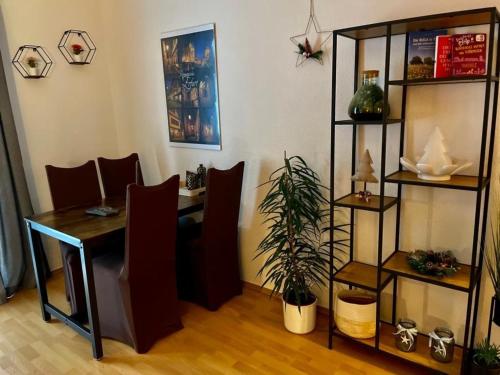 a room with a desk and chairs and a table at "Erfurt genießen" in Erfurt