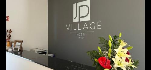 a vase of flowers on a counter in a store at JP VILLAGE Hotel in Nelas