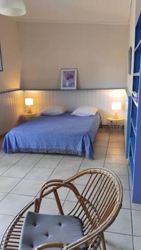 une chambre avec un lit et une chaise dedans dans l'établissement studio eucalyptus, à Canale-di-Verde