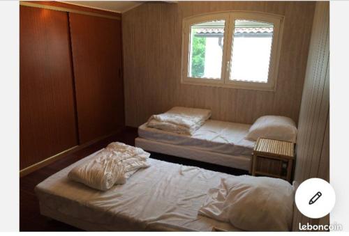 une chambre avec deux lits et une fenêtre dans l'établissement Large Basque villa with garden near the beach, à Hendaye
