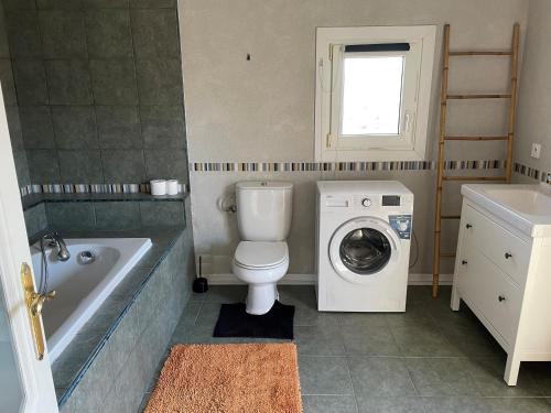 La salle de bains est pourvue de toilettes et d'un lave-linge. dans l'établissement Large Basque villa with garden near the beach, à Hendaye