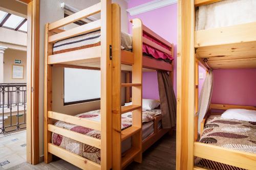 a bunk bed room with two bunk beds at Tierra Alta Hostal in San Cristóbal de Las Casas