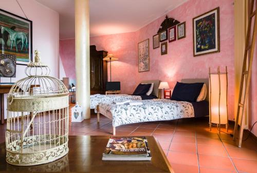 a bedroom with two beds and a bird cage at B&B Casa Degli Ulivi in Negrar