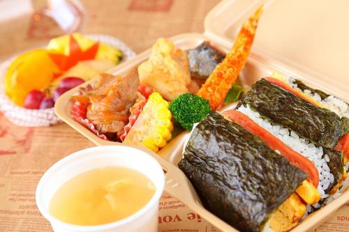 備瀬にあるNiruyakanaya BISE - Vacation STAY 58692vの寿司と野菜とつけ汁が入ったお弁当