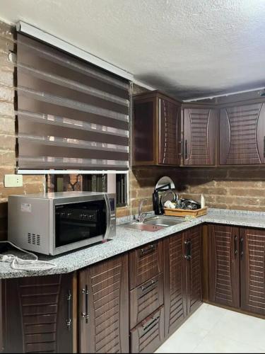 Una cocina o zona de cocina en Evergreen Chalet