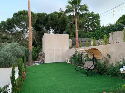 Jardín al aire libre en Evergreen Chalet