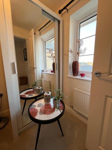 Zimmer mit 2 Tischen und einem Fenster in der Unterkunft Single Room in Norwich in Norwich