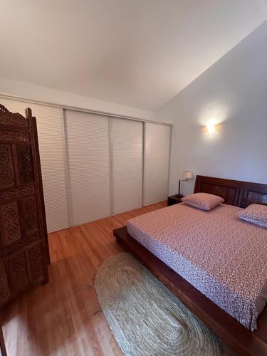 a bedroom with a bed and a dresser at Confort et bien être in La Rochelle