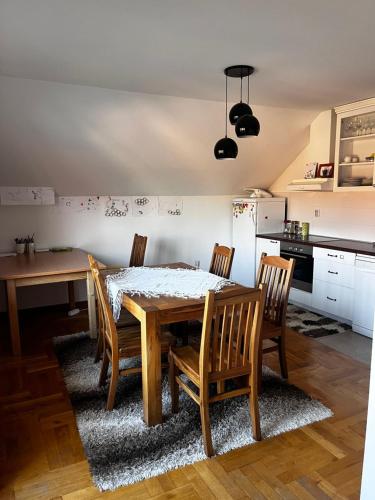 BrdoにあるApartman za odmor BELAのダイニングルーム(テーブル、椅子付)、キッチン