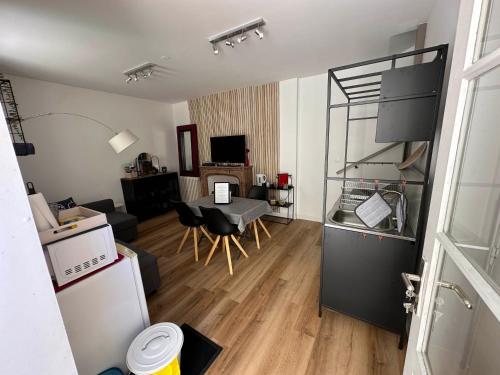 a living room with a kitchen and a dining room at 2 chambres, 4 a 6 voyageurs en centre ville, à 5 mins du zoo in La Flèche