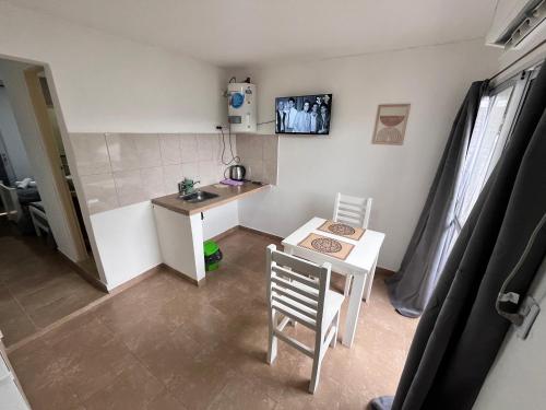 a small room with a table and a small kitchen at Hospedaje LH primero D in La Unión