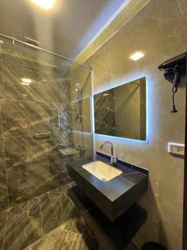 Ένα μπάνιο στο Chic Apartments For Rent ave2-7