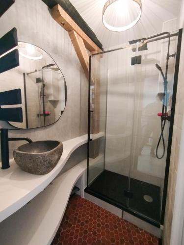 une salle de bain avec un lavabo et une douche en verre dans l'établissement Studio Harmoni - Centre ville à pied, à Chartres