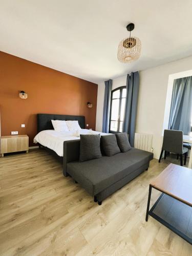 une chambre avec un lit et un canapé dans l'établissement villa Konny studio 1er étage, au Tréport