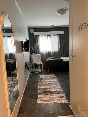a room with a mirror and a room with a bed at Hotelli Keskipiste in Kärsämäki