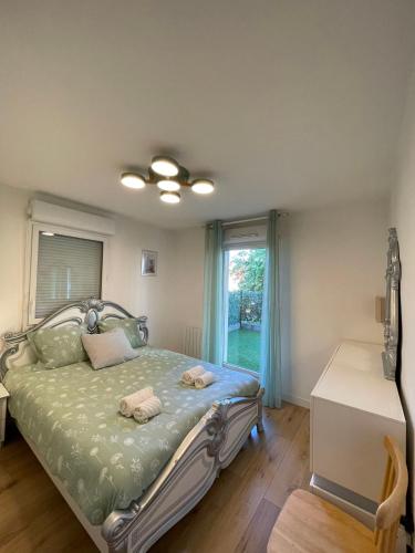 une chambre avec un lit et une fenêtre dans l'établissement Welcome to Paris ! T3 super cosy, parking, terrasses, idéal 1-6 personnes, 8 min to Paris, à Vitry-sur-Seine