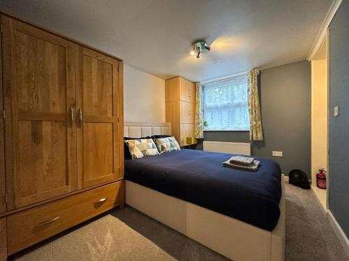 TilehurstにあるLovely 1 bedroom apartment with parkingの小さなベッドルーム(ベッド1台、キャビネット付)