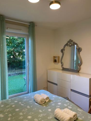 une chambre avec un lit avec un miroir et une fenêtre dans l'établissement Welcome to Paris ! T3 super cosy, parking, terrasses, idéal 1-6 personnes, 8 min to Paris, à Vitry-sur-Seine