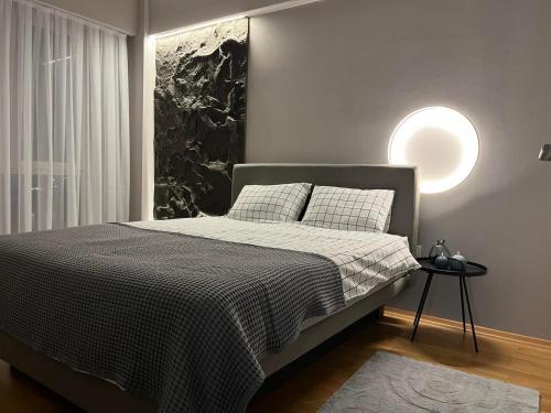 En eller flere senge i et værelse på East Gate LEKS apartment