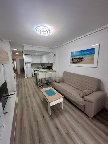 Torrevieja preciosos moderno piso cerca de la playa del cura y todos los servicios en calle la loma