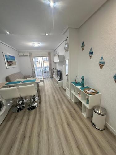Torrevieja preciosos moderno piso cerca de la playa del cura y todos los servicios en calle la loma