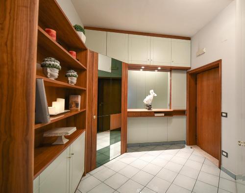 een keuken met witte kasten en een raam en een deur bij Appartamento Corso Italia 269 in Sorrento