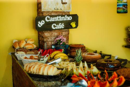 een tafel gevuld met verschillende soorten brood en gebak bij Pousada Brilho do Sol in Serra Negra