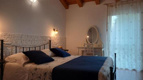 Un dormitorio con una cama y una ventana grande. en B&B Al sogno di Laura, en Treviso