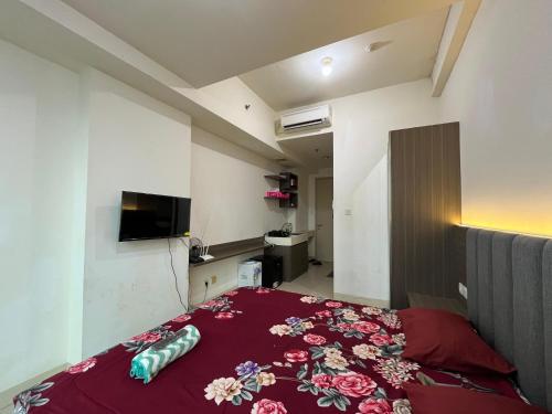 Rúm í herbergi á Treepark serpong Bsd City Near ice bsd & aeon, By SM ROOM