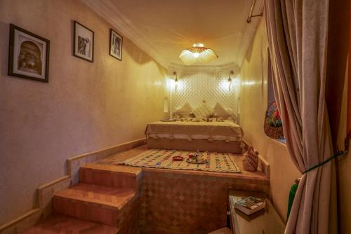 Postel nebo postele na pokoji v ubytování Riad Yalla habibi