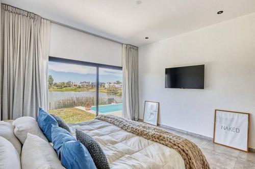 Ένα ή περισσότερα κρεβάτια σε δωμάτιο στο Impresionante casa en la laguna