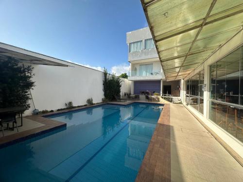 a swimming pool in the middle of a building at Royal Hotel e Gastronomia Macapá in Macapá