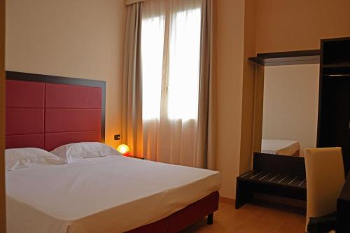Säng eller sängar i ett rum på Hotel Motel Galaxy Reggio Emilia