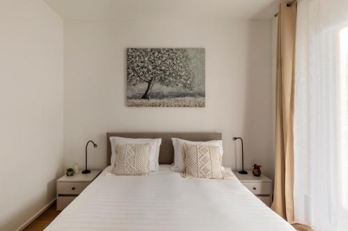 Postel nebo postele na pokoji v ubytování Regalia Suites - Free Parking