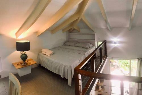 une chambre avec un lit et une lampe sur une table dans l'établissement Beautiful apartment, à Willemstad