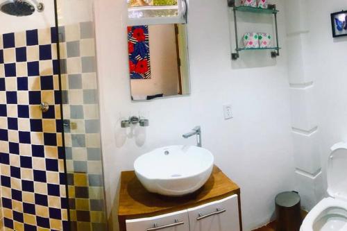 une salle de bains avec lavabo, toilettes et miroir dans l'établissement Beautiful apartment, à Willemstad