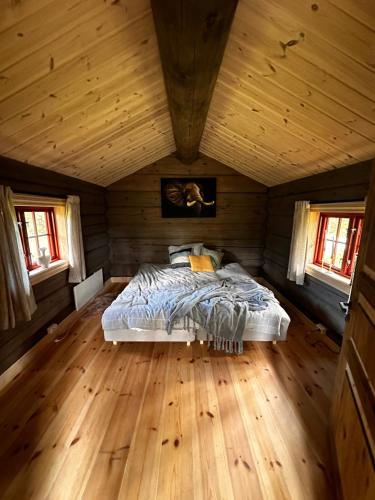 Giường trong phòng chung tại Hytta på Øyfjell