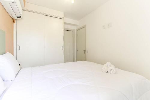 a white bedroom with two towels on a bed at MO806 - Apto Lindo na Mooca in Sao Paulo