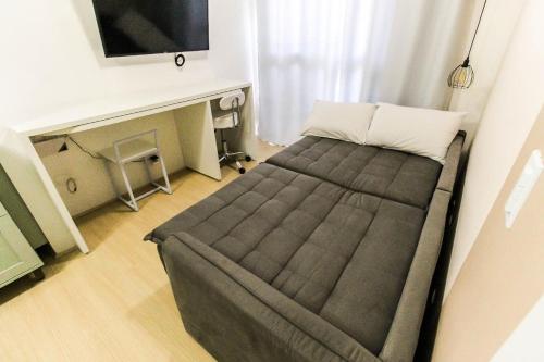 a small bedroom with a bed in a room at MO806 - Apto Lindo na Mooca in Sao Paulo