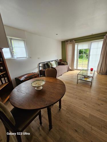 un salon avec une table et un canapé dans l'établissement La Bretèche, chambre indépendante au coeur des châteaux de la Loire, à Saint-Martin-le-Beau