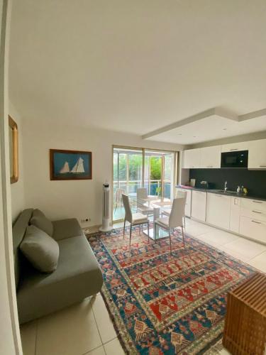 Lovely Flat with Covered Balcony in Cannes