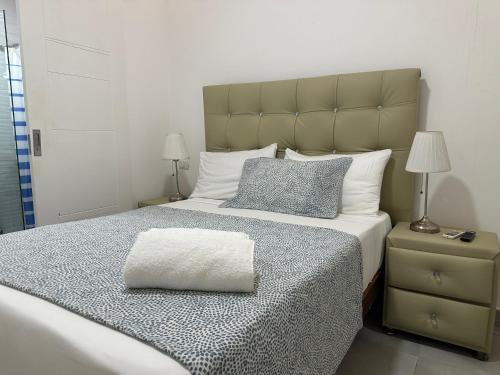 ein Schlafzimmer mit einem großen Bett mit großem Kopfteil in der Unterkunft Punta cana bavaro hotel beach in Punta Cana