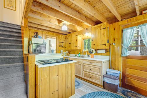 - une cuisine avec évier et cuisinière dans une cabine dans l'établissement Quiet and Remote Cottage on Panther Pond!, à Raymond