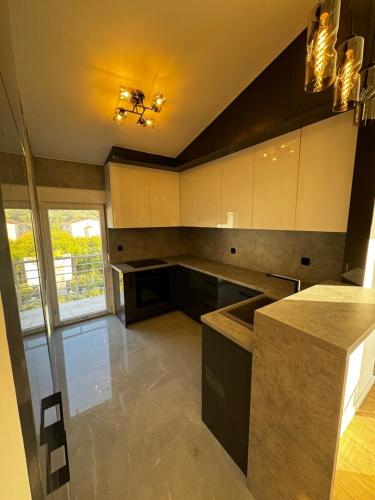 Virtuve vai virtuves zona naktsmītnē Čobrenović Penthouse