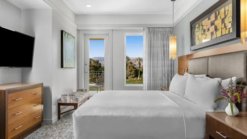 TV a/nebo společenská místnost v ubytování Marriott Desert Springs Villas II 1BD