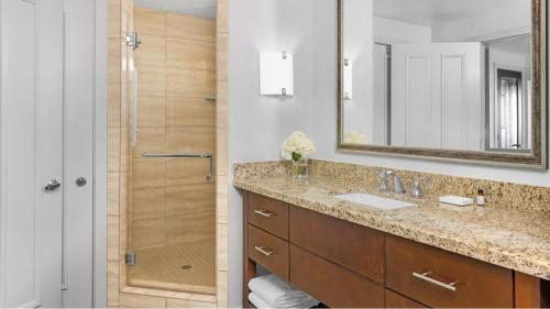 Ένα μπάνιο στο Marriott Desert Springs Villas II 1BD