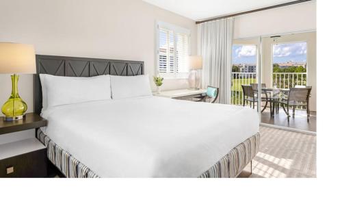 En eller flere senge i et værelse på Marriott Grande Vista Luxury 1BD villa sleeps 4